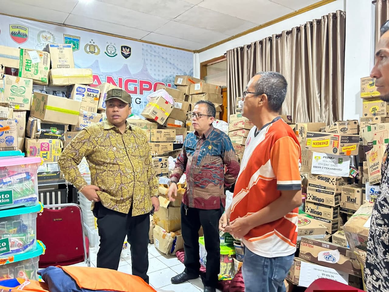 Wako Hendri saat meninjau gudang logistik.
